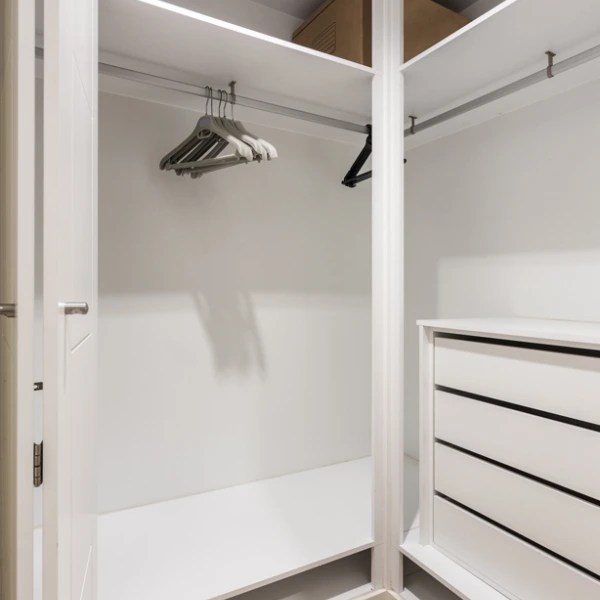 intérieur d'une armoire d'angle