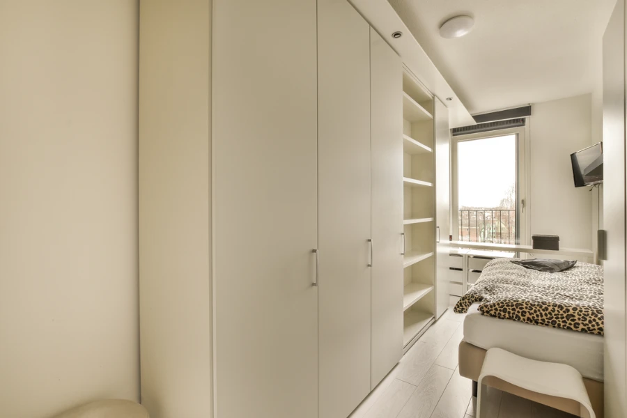 armoire haute chambre étroite