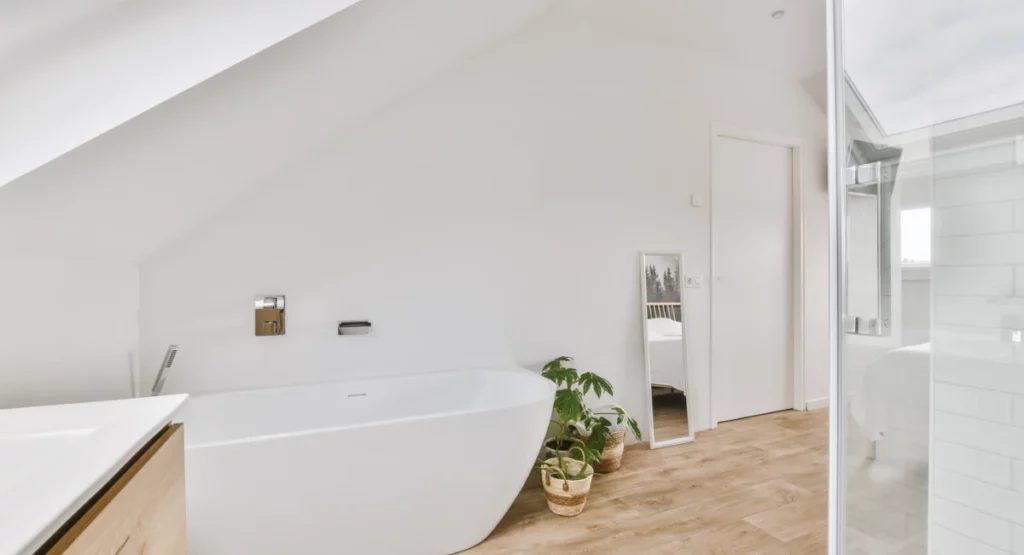 salle bain cosy avec parquet bois