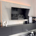 meuble-tv-sur-mesure-a-valence-design-noir-graphique-et-eclairage-led