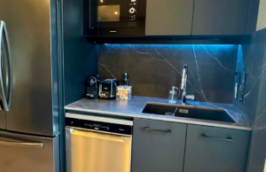 Cuisine sur mesure noire mat et céramique à Valence – Design contemporain sans poignée