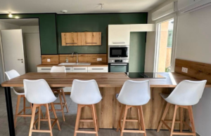 Cuisine sur mesure blanc et bois Classic Oak à Eyzin-Pinet – Design moderne et chaleureux