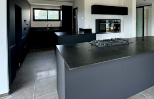 Cuisine noire sur mesure avec granit Zimbabwe à Saint-Marcel-lès-Valence – Cuisine moderne