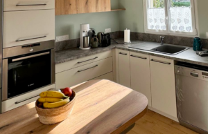 Rénovation de cuisine poivre blanc et chêne à Guilherand-Granges – Cuisine sur mesure