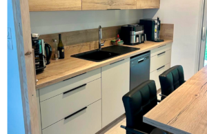 Rénovation de cuisine poivre blanc et chêne rouvre naturel à Pont d’Isère – Cuisine sur mesure