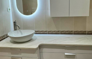 Salle de bain moderne avec meuble blanc brillant sur mesure à Bourg-lès-Valence