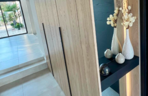 Meuble d’entrée sur mesure avec éclairage LED et décor chêne naturel à Valence
