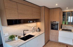 Cuisine contemporaine blanc et Royal Oak avec bar à Saint-Herblain
