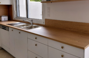 Cuisine en U blanche avec plan de travail Royal Oak à La Rochelle