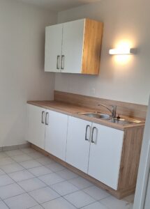 Petite cuisine blanc et chêne pour un logement locatif à Nantes