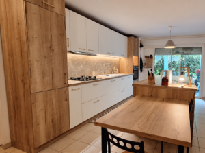 Rénovation d’une cuisine blanc et chêne avec îlot à Nantes