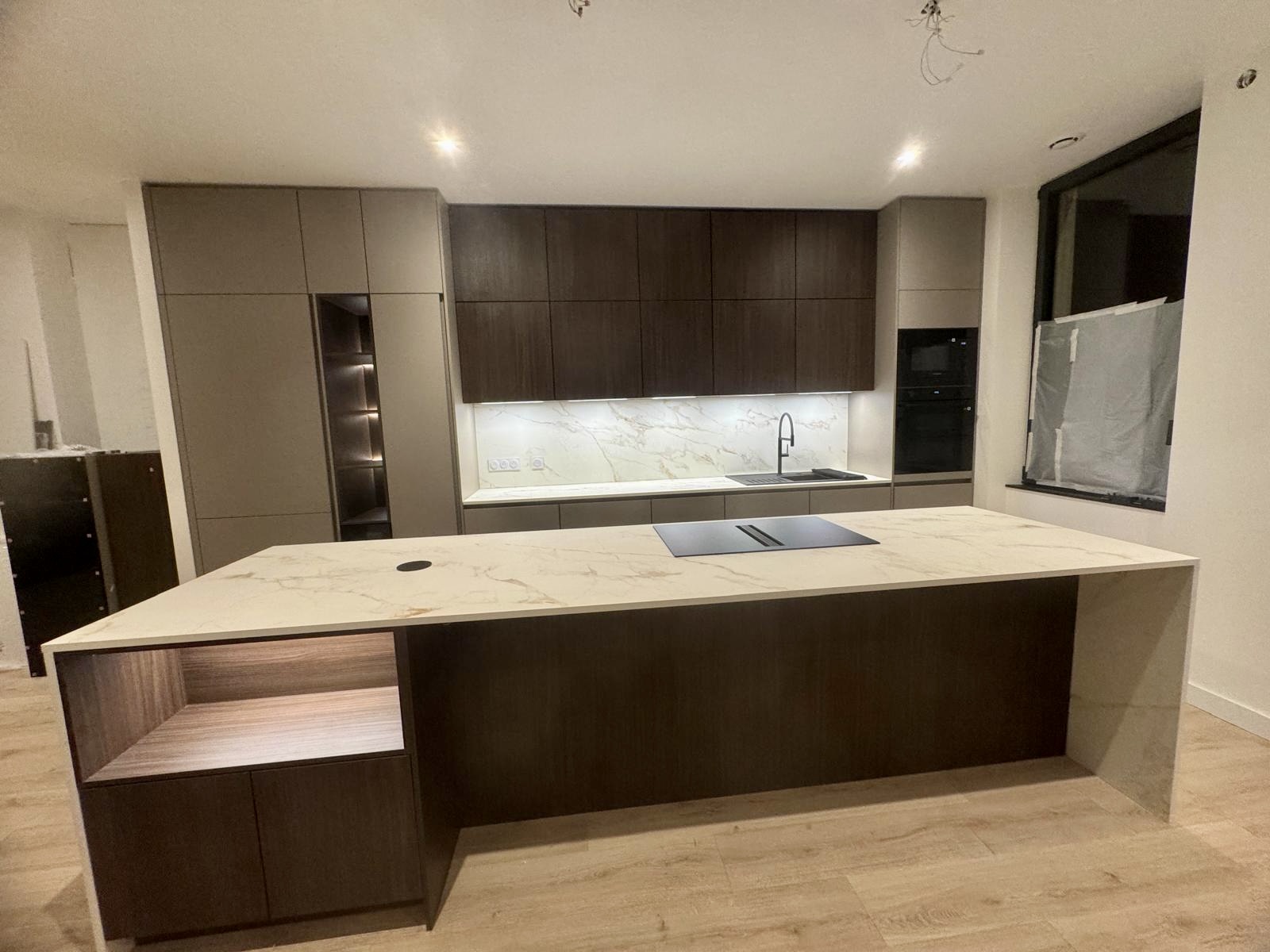 Rénovation cuisine sable fin et noyer avec îlot à Valence